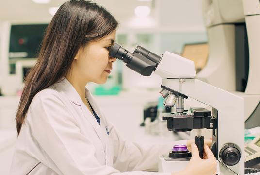 Pathologiste travaillant au microscope