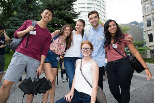 Groupe d'étudiantes et d'étudiants en médecine souriant à la caméra