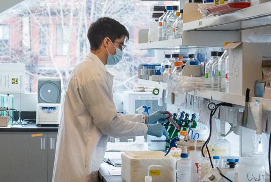Jeune chercheur dans un laboratoire